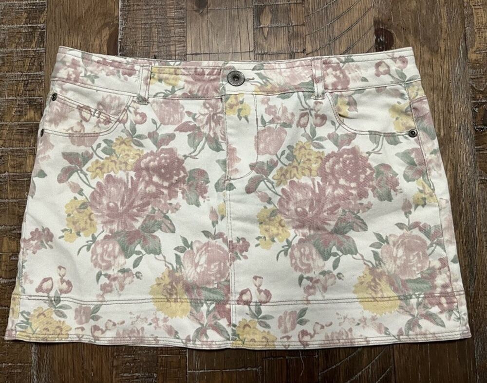 Women’s Denim Skirt Size 9 NWT Floral Print White Jean Mini Skirt Hwy Jeans